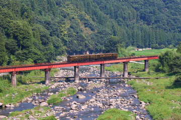 天ヶ瀬の鉄橋と特急列車 或る列車