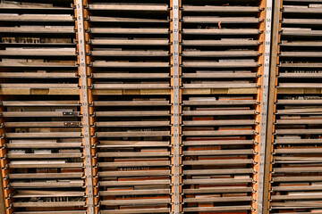 Holzschubladen in einem offenen Regal als Hintergrund