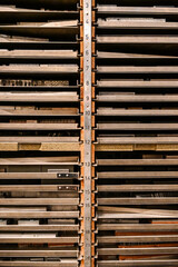Holzschubladen in einem offenen Regal als Hintergrund