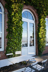 Fenster mit Rundbogen und Himmelsspiegelung
