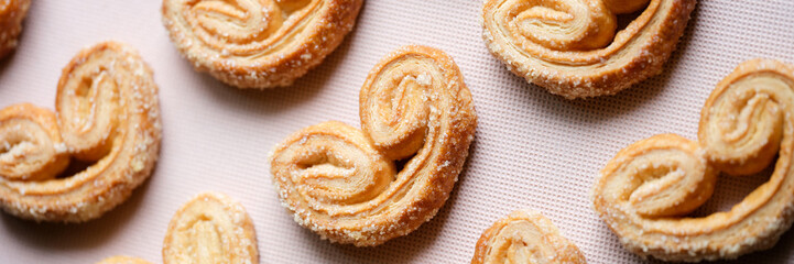Fototapeta premium Delicious appetizing pretzels with sugar puff pastry background