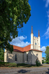Obraz premium Neogotisch überformte Kreuzkirche in Joachimsthal mit oktogonalen Ecktürmen anstelle des ursprünglichen Kirchturms