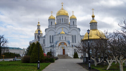 Fototapeta na wymiar Golden dome of orthodox monastery 