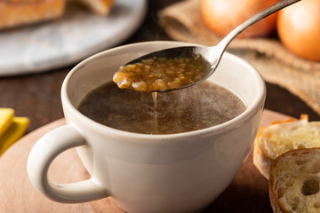 湯気の立つ、あったかい濃厚オニオンスープ