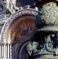 Venezia. Arcone centrale della basilica di San Marco e plinto portabandiera 