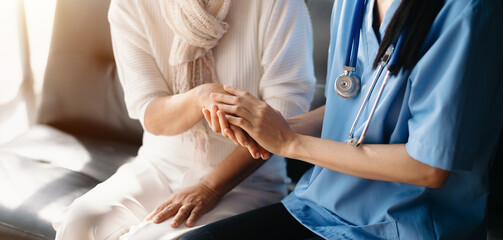 Obraz premium Kind nurse together with elderly woman in the hospital's