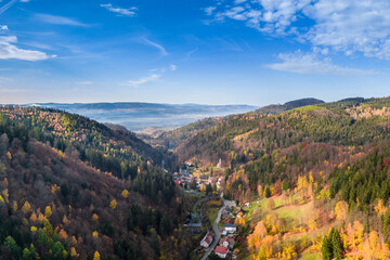 Międzygórze z drona jesienią.