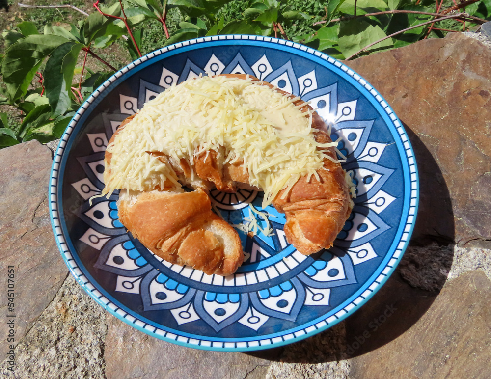 Poster Croissant jambon fromage sur une assiette