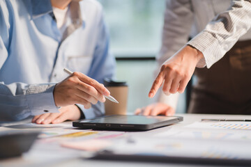 Obraz premium Group of business people meeting together Pointing to the graph assess business profits.