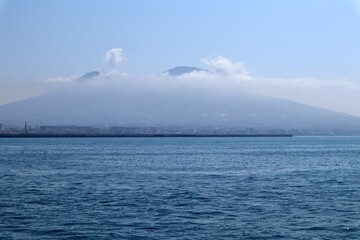 Napoli - Vesuvio tra la nebbia dall'aliscafo