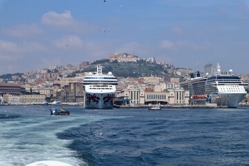 Napoli - Navi da crociera al porto della Stazione Marittima dall'aliscafo