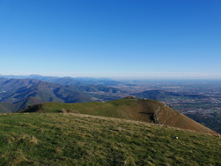 panorama della pianura bergamasca vista dal monte linzone