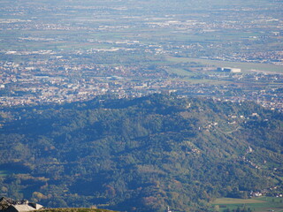 panorama della pianura bergamasca vista dal monte linzone