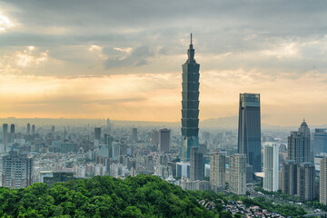 Fototapeta premium Awesome view of Taipei from top of mountain at sunset