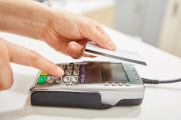 Kontaktlose Bezahlung mit Kreditkarte am Lesegerät