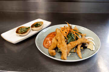 Salat mit Hühnersticks