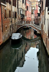 H&auml;user an einem schmalen Kanal in Venedig