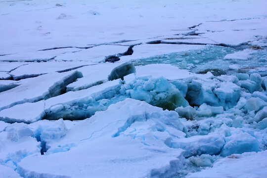 Glaciology. Compression of ice (coercion of ice). The moment of the formation of the hummock, ridge-building conditions