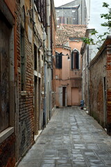 Fototapeta na wymiar Häuser in einer engen Gasse in Venedig