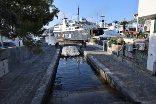 Ischia - Scorcio del Traghetto Medmar da Via Iasolino