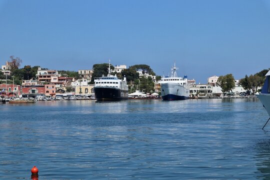 Ischia - Traghetti ormeggiati al porto