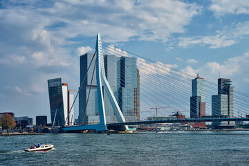 Ansicht von Rotterdam Sityscape mit Erasmusbrug-Brücke über Nieuwe Maas und modernen Wolkenkratzern