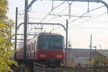 Fototapeta na wymiar 晴れた日の名古屋鉄道の電車
