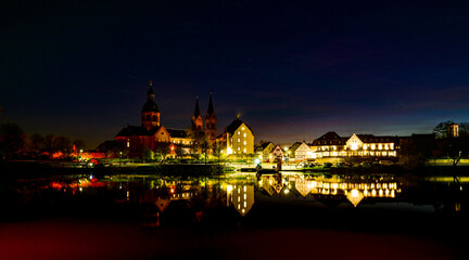 Fototapeta na wymiar Seligenstadt am Main - Nachtpanorama