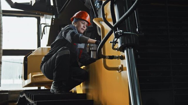 Tractor Engineer Tractor Mechanic Images – Browse 15,476 Stock Photos, Vectors, and ...