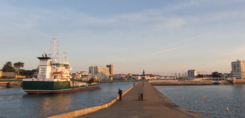 bateau dans l'entrée du port des Sables d'Olonne le long de la grande digue en Vendée en été