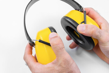 Construction headphones protecting against loud sound