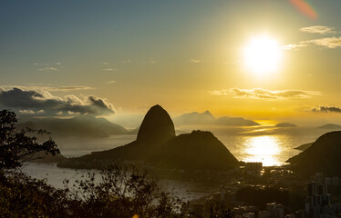 Fotografia feita do Mirante Dona Marta no nascer do sol com vista para o Pão de Açúcar e Praia...