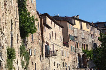 Fototapeta na wymiar Ancient medieval stone houses in the historic center of Perugia in via Cesare Battisti above the medieval aqueduct of the Fontana Maggiore.