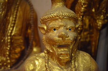 Nahaufnahmen von Buddhistischen Figuren und Skulpturen in einem Thailändischen Tempel.