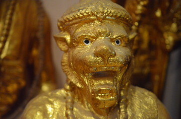 Nahaufnahmen von Buddhistischen Figuren und Skulpturen in einem Thailändischen Tempel.