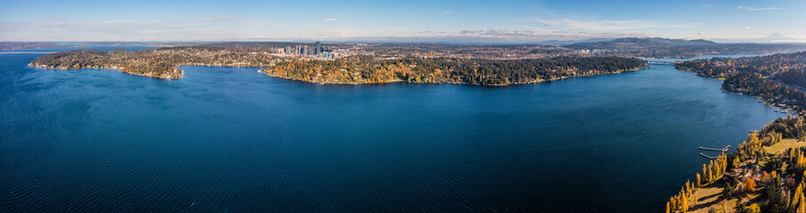 Obraz premium aerial panoramic landscape view across Lake Washington and Meydenbauer Bay to Bellevue Downtown with its skyscrapers during autumn season - Bird eye view 