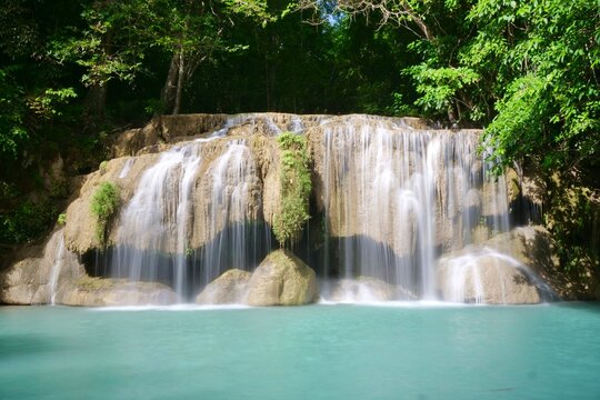 waterfall in the jungle © Mangkuz