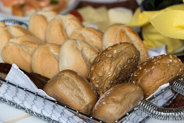 Brötchen im Korb auf dem Tisch beim Frühstück