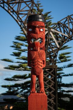 Vertical shot of the wooden Maori sculpture