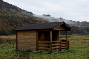 Fototapeta na wymiar cabin in the mountains