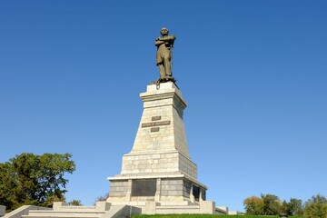 Lage hoekopname van het monument voor het standbeeld van Nikolay Muravyov-Amursky in Rusland onder de blauwe hemel