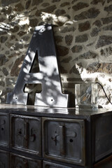 Lettre A sur meuble industriel en métal