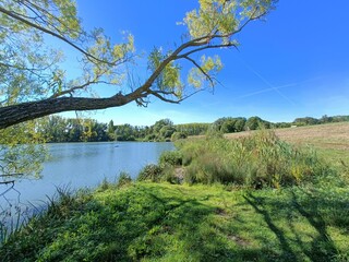 lac avec un beau ciel azur