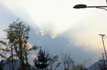 구름의 그림자가 드리워지는 하늘