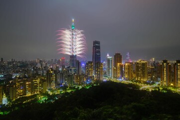 Obraz premium New year countdown firework performance at Taipei 101 building in Taiwan