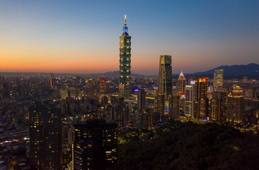 Fototapeta na wymiar Taipei city skyline during the daytime