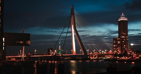 Blick auf die Erasmusbrug-Brücke und die beleuchteten Stadtgebäude bei Nacht