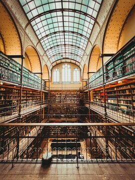 Vertical symmetric shot of the Rijksmuseum Research Library