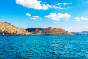 Naklejka premium Turquoise mountain lake among the rocks.
