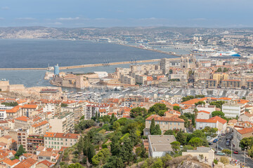 Fototapeta na wymiar Vue sur Marseille, le port industriel et le Vieux-Port depuis la Basilique Notre-Dame-de-la-Garde